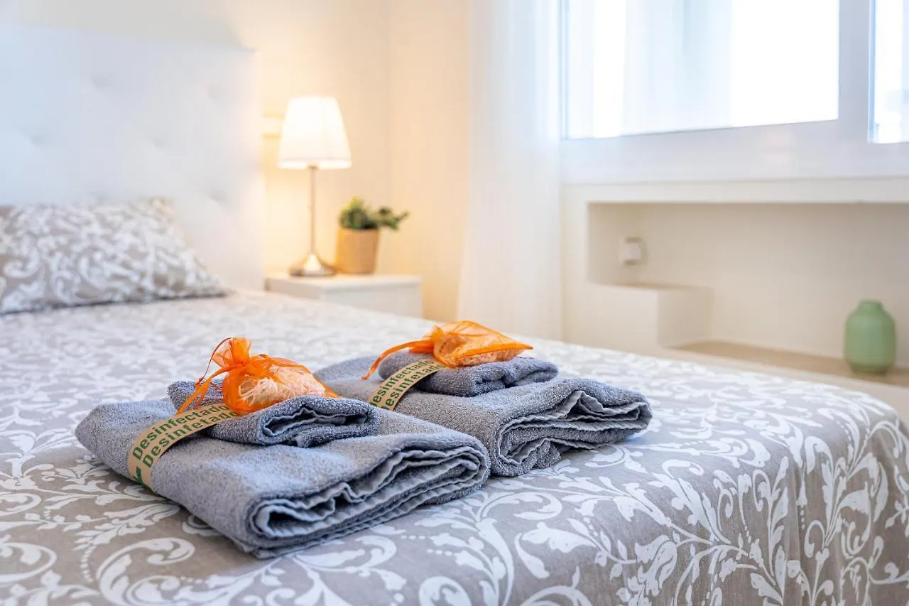 797 Holiday Rentals- Espectacular Piso Con Vista Al Mar Y Al Puerto Benalmadena